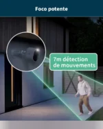 Foco LED integrado de la cámara Arlo Pro 5 iluminando a un transeúnte de noche con indicación de detección de movimiento de 7 metros.