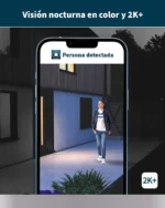 Interfaz de la app móvil mostrando una alerta de persona detectada por la noche con la visión nocturna en color y resolución 2K de la cámara de seguridad Arlo Pro 5.