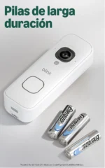 Timbre Blink Battery Doorbell 2K+ recostado junto a tres pilas AA de litio Energizer.