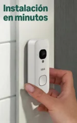 Mano montando el timbre Blink Battery Doorbell 2K+ en el marco de la puerta.