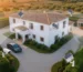 Ejemplo visual de dónde colocar una cámara solar alrededor de una vivienda con ángulos de cobertura ilustrados