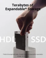 Mano expandiendo el almacenamiento local de la HomeBase 3 de eufy con un disco duro SATA SSD o HDD.