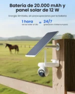 Cámara Reolink Atlas PT Ultra con batería de 20.000 mAh y panel solar de 12 W instalada en un poste de madera.