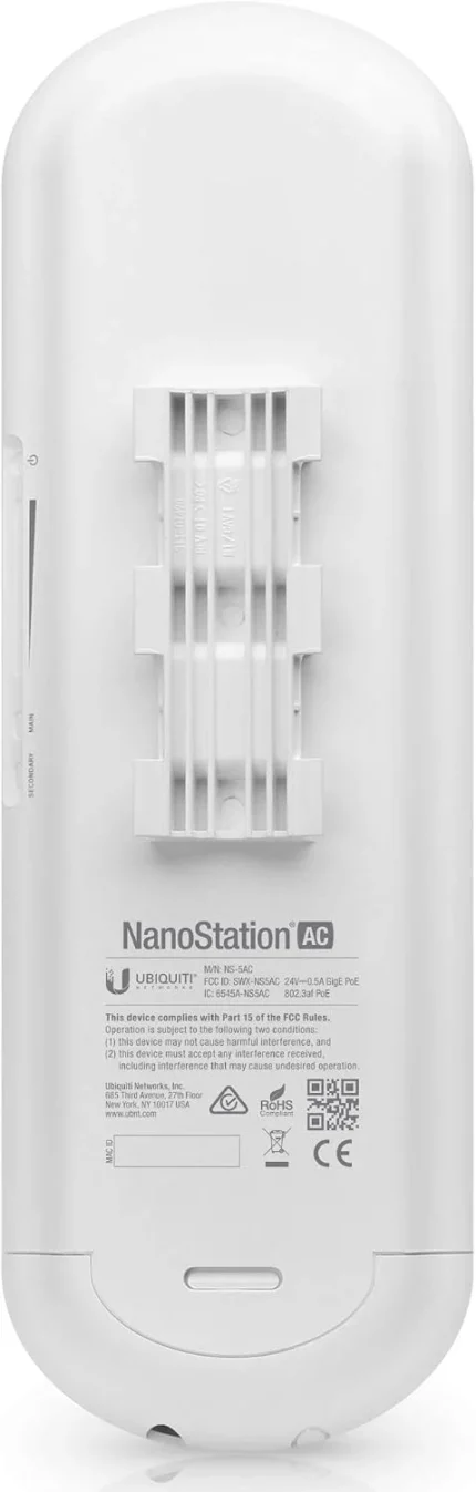 Panel posterior del Ubiquiti NanoStation 5AC con soporte para mástil e información técnica