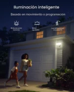Focos de la cámara de seguridad iluminando de noche a una familia mediante su sistema de iluminación inteligente de 2000 lúmenes activado por movimiento.