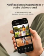 Usuario usando la App de Eufy Security en un smartphone para ver video en tiempo real de su puerta principal.