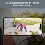 Captura nítida en resolución 4K HDR de un repartidor entregando un paquete en la entrada de una casa.