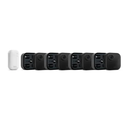 Componentes del pack Blink Outdoor 4 con cuatro cámaras y módulo Sync Module.