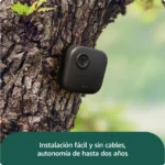 Cámara del pack Blink Outdoor 4 instalada en el tronco de un árbol sin cables.