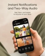 Mano sosteniendo un smartphone que muestra en vivo la pantalla dividida de la app para el eufy Video Doorbell E340.