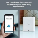Arlo SmartHub blanco conectado por cable Ethernet para mejorar el rango de señal y la duración de batería de las cámaras.
