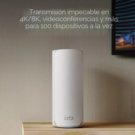 Router NETGEAR Orbi 770 RBE773 ubicado junto a TV transmitiendo vídeo 4K y 8K para 100 dispositivos