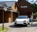 Cámara de seguridad solar para garaje instalada en vivienda unifamiliar vigilando la entrada y el vehículo