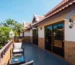 Cámara de seguridad segunda residencia con panel solar instalada en la terraza de una casa vacacional.