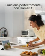 Usuario en la cocina viendo el vídeo en directo de la eufyCam S3 Pro en una tablet iPad con Apple HomeKit.